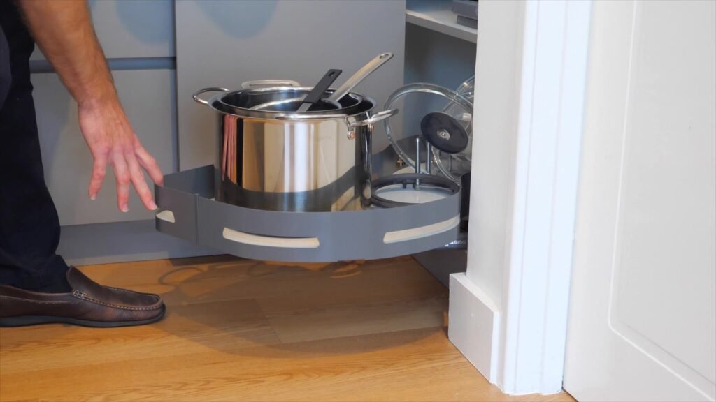 The SIGE magic corner swung out, pots on the tray
