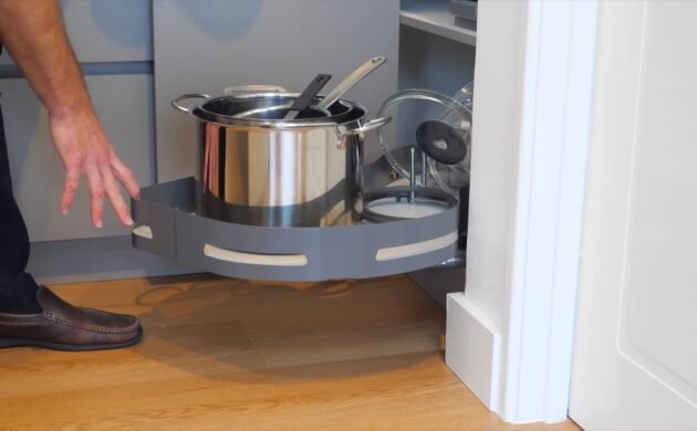 The SIGE magic corner swung out, pots on the tray