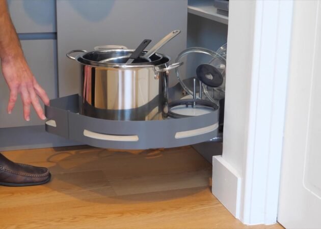 The SIGE magic corner swung out, pots on the tray